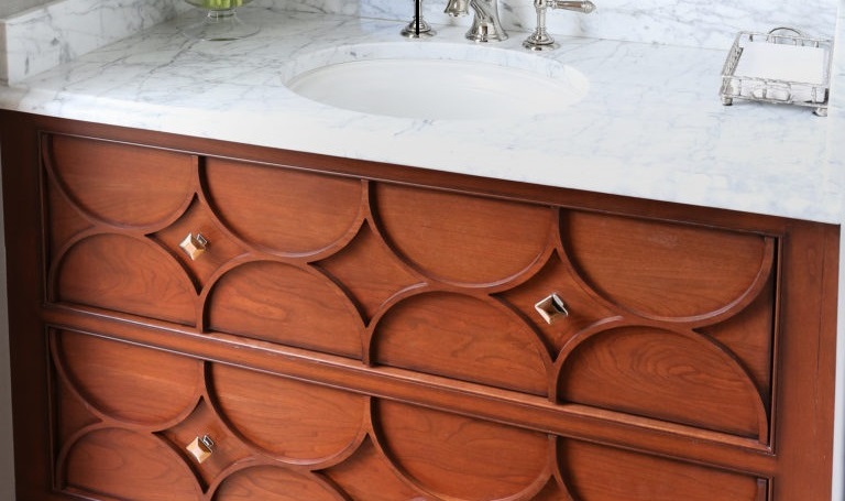 Crystalcabinets_Bathroom_CustomDoor_SigSelBurntCopper_1-768x1152